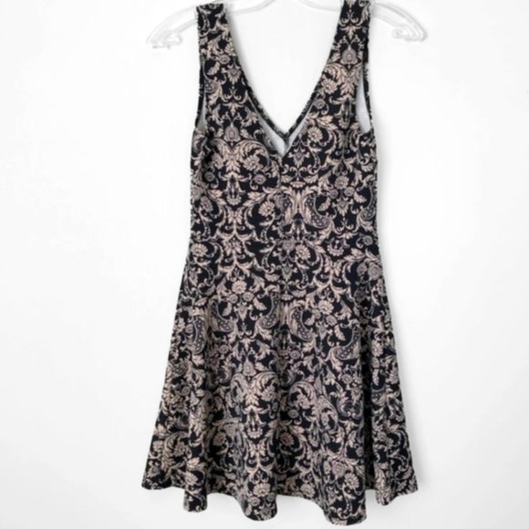 Forever 21 - Damask Beige & Black Skater Dress - Picture 4 of 8